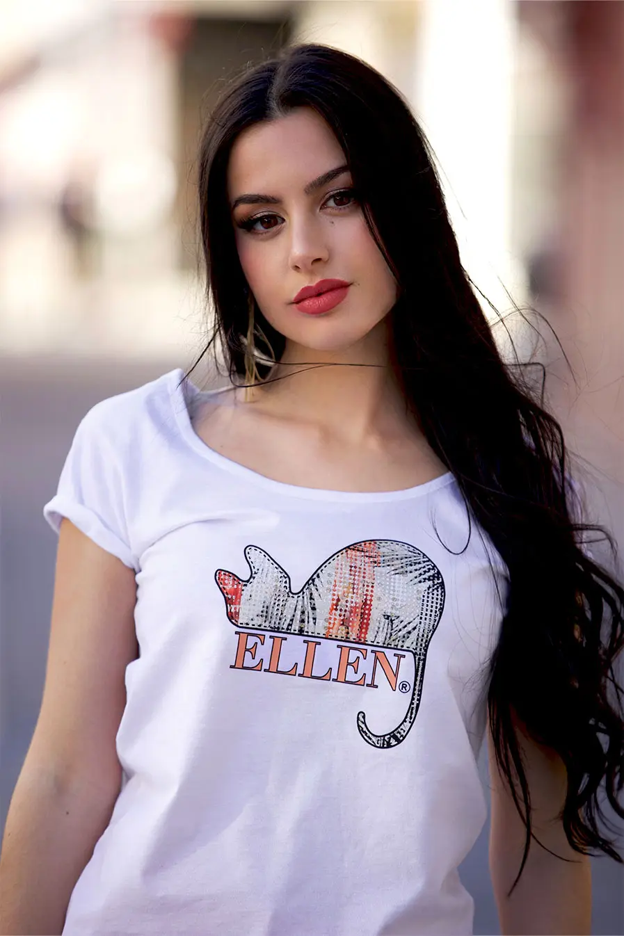 Diseño Cat Eye sobre camiseta negra para mujer