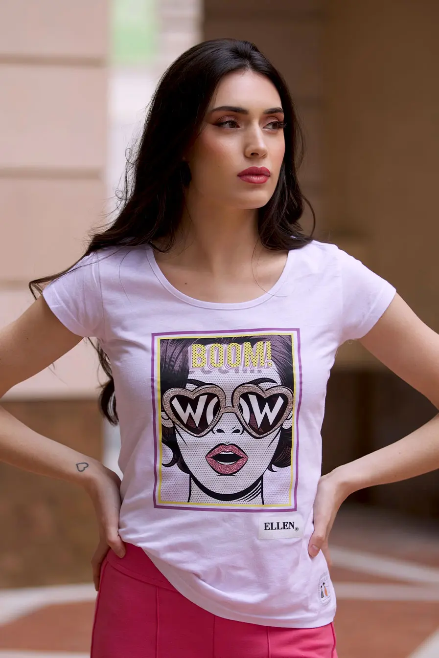 Camiseta ajustada de algodón estampado WOW para mujer