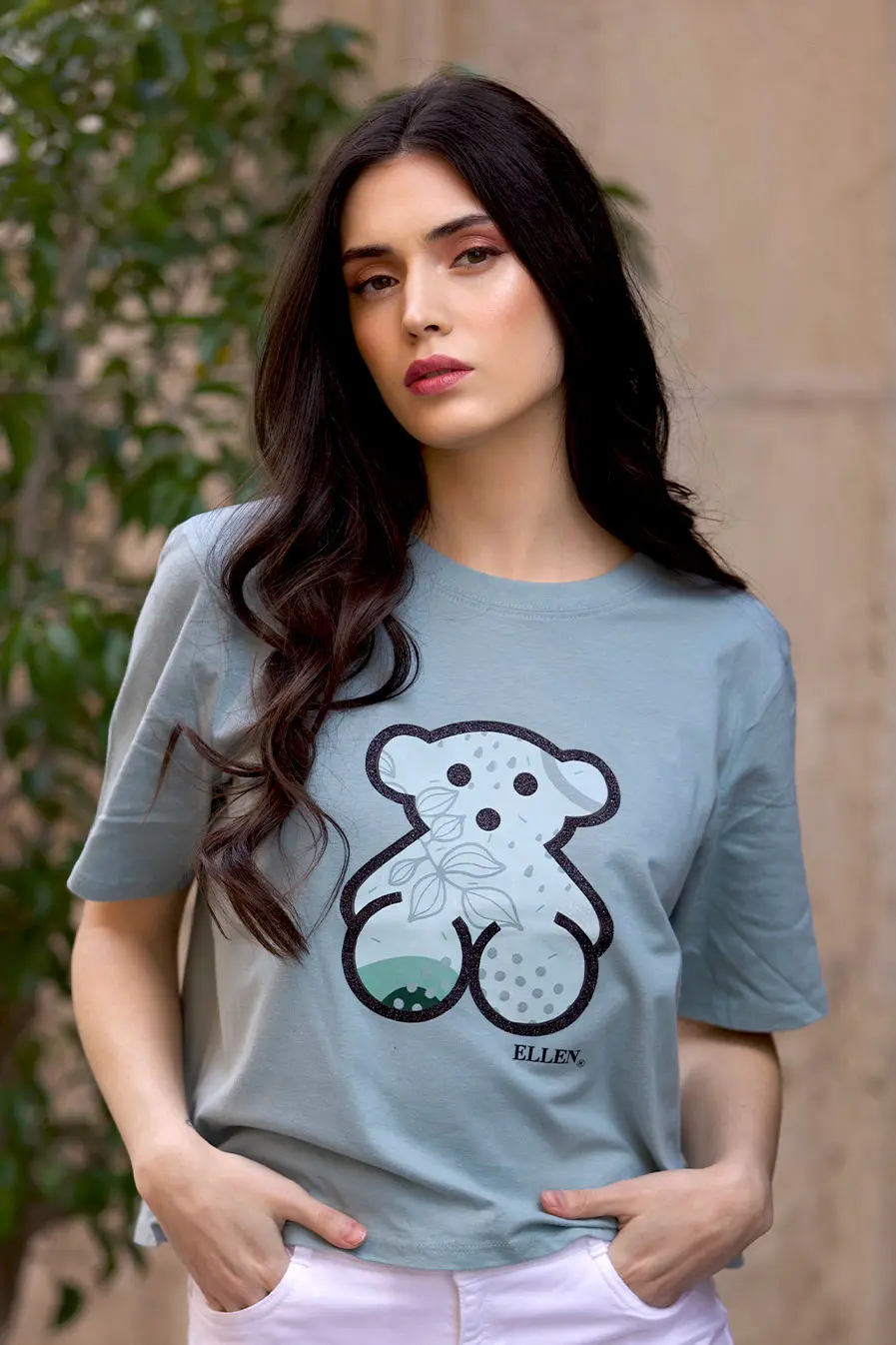 Diseño Chic sobre camiseta azul lavado para mujer