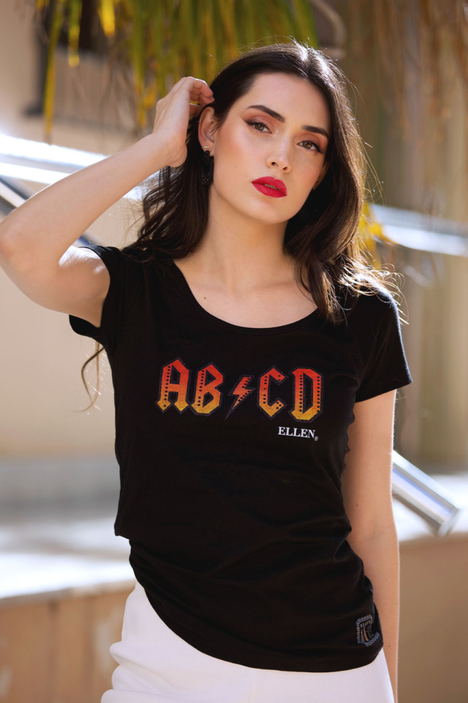 Diseño abcd sobre camiseta rosa claro para mujer