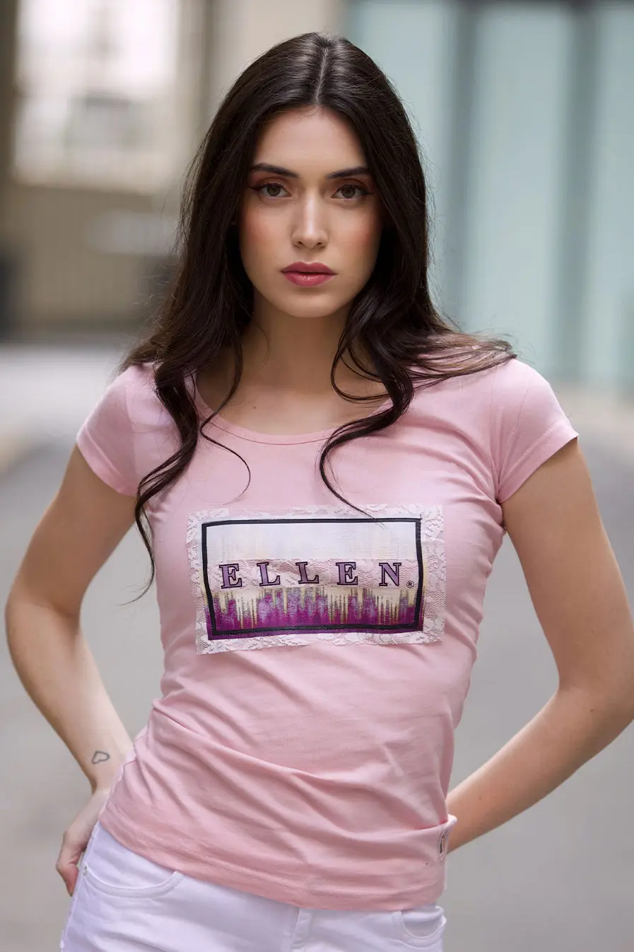 Diseño cuadro sobre camiseta rosa claro para mujer