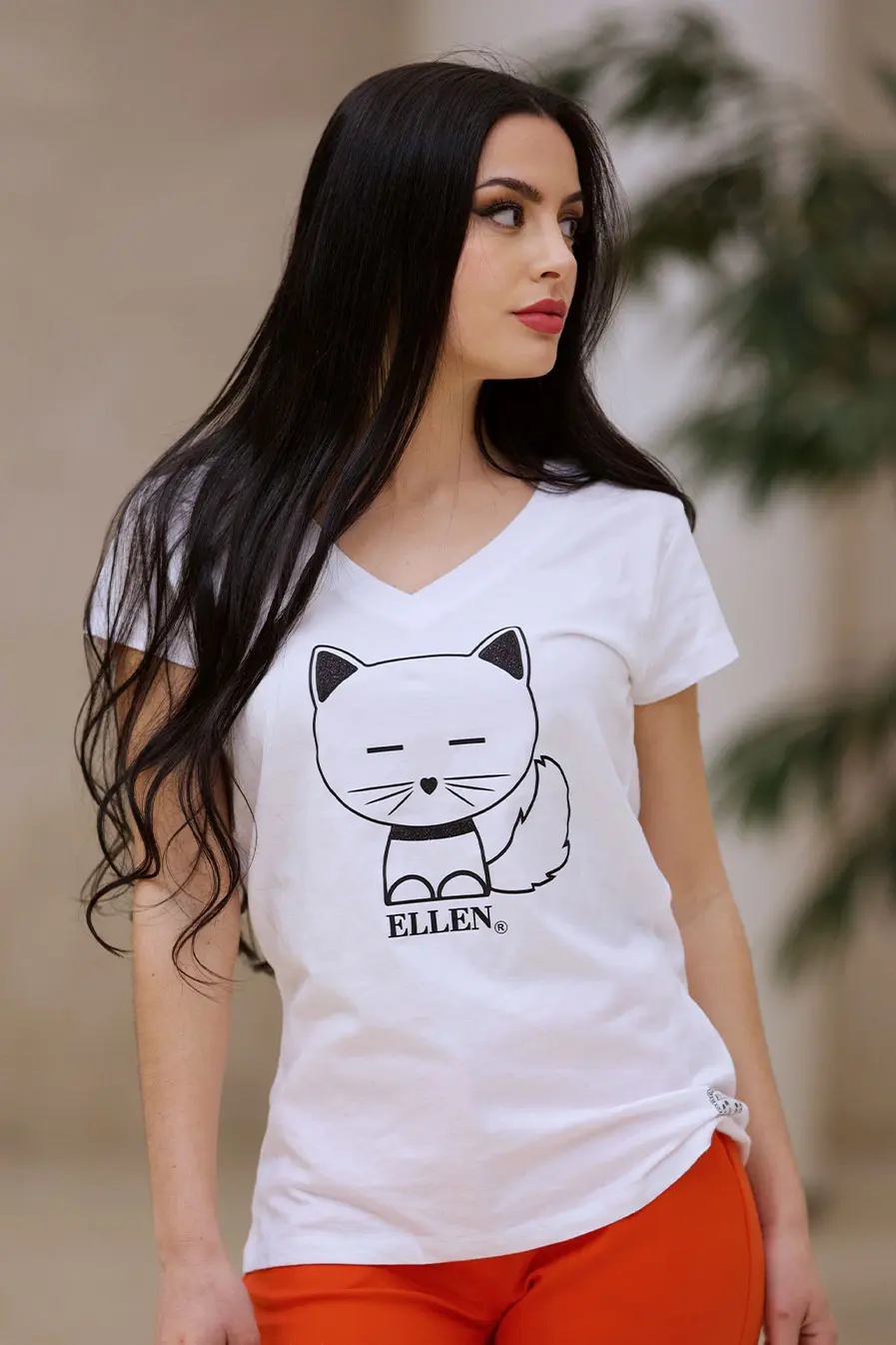 Diseño Chat Noir sobre camiseta blanca para mujer
