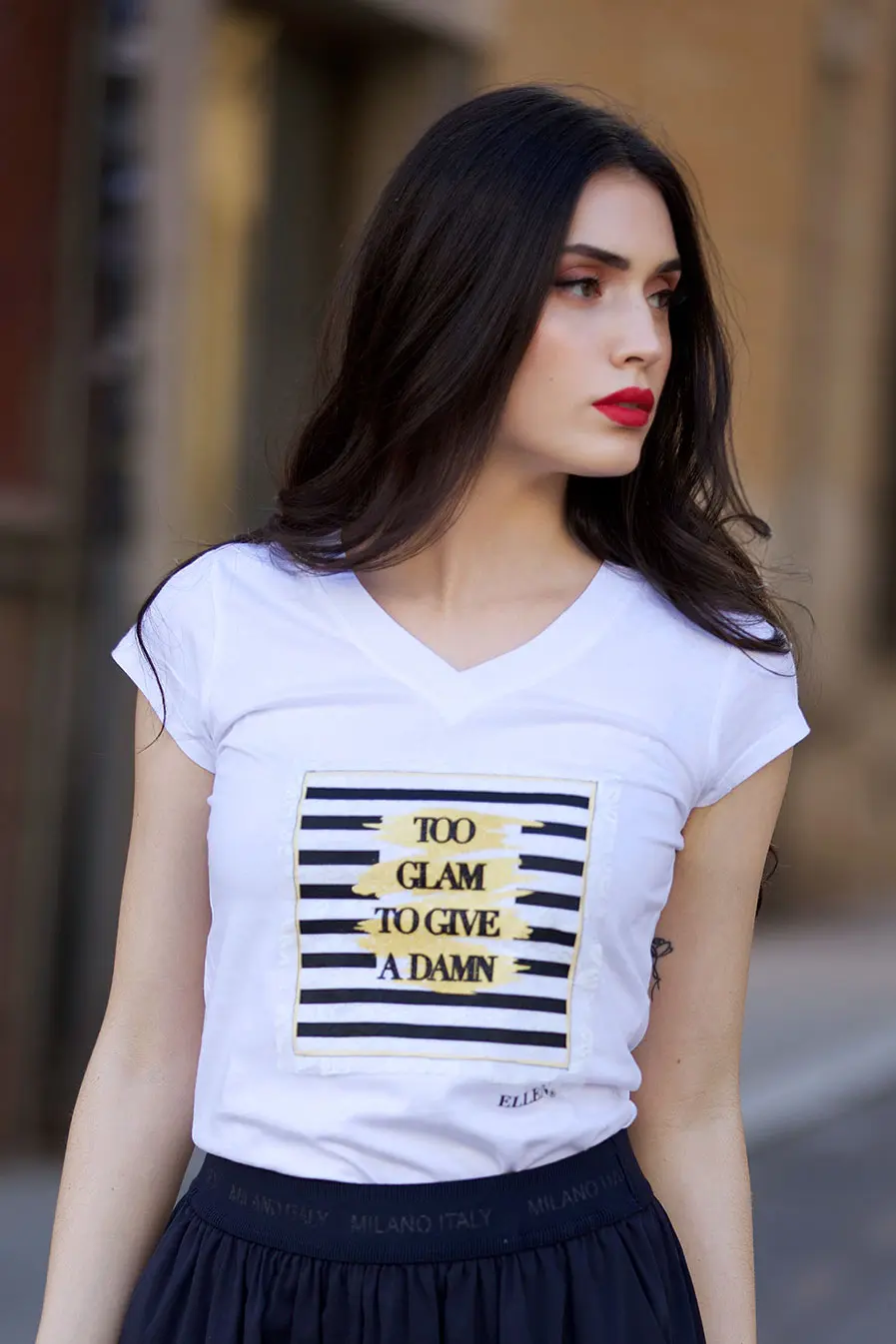 Diseño Too Glam sobre camiseta blanca para mujer