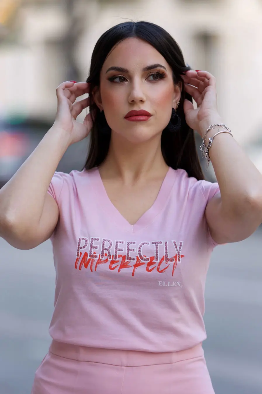 Diseño perfectly imperfect sobre camiseta rosa claro para mujer