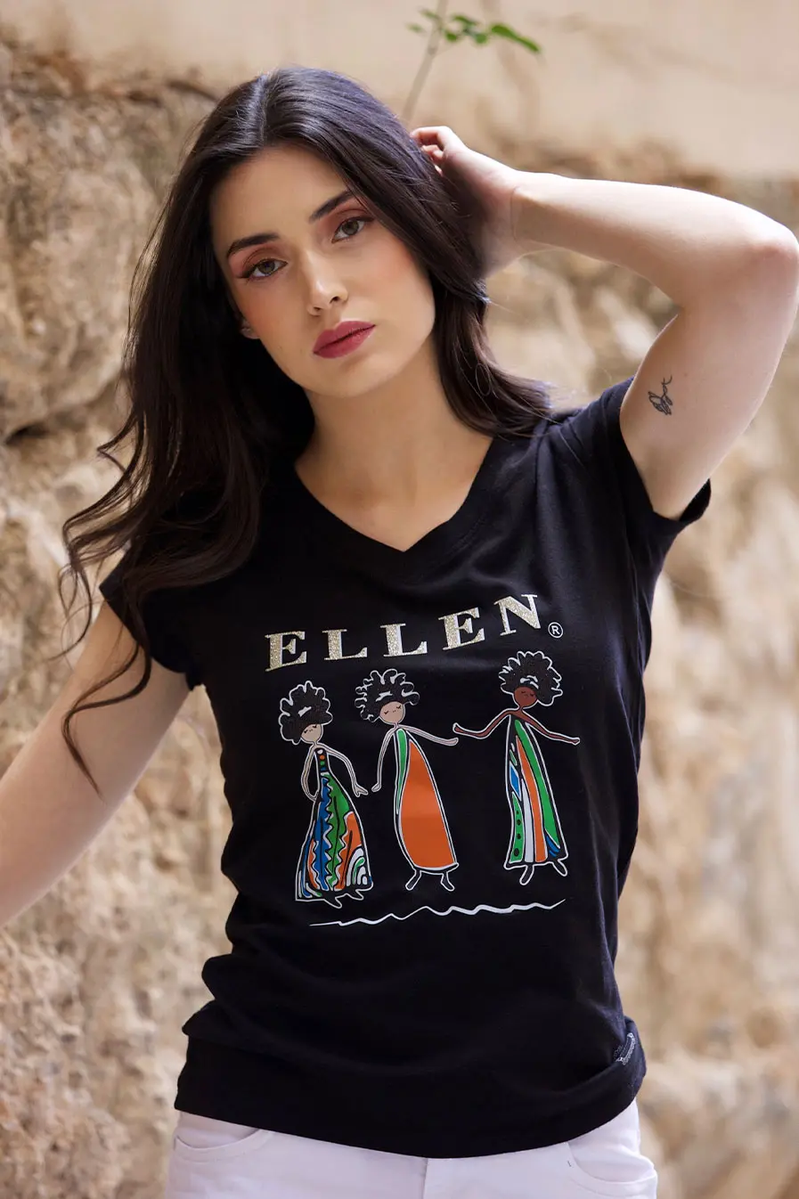 Diseño Ellen sobre camiseta negra para mujer