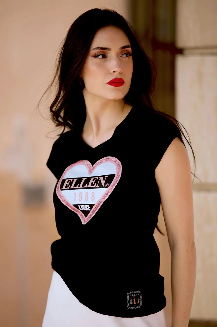 Diseño de corazón sobre camiseta negro para mujer