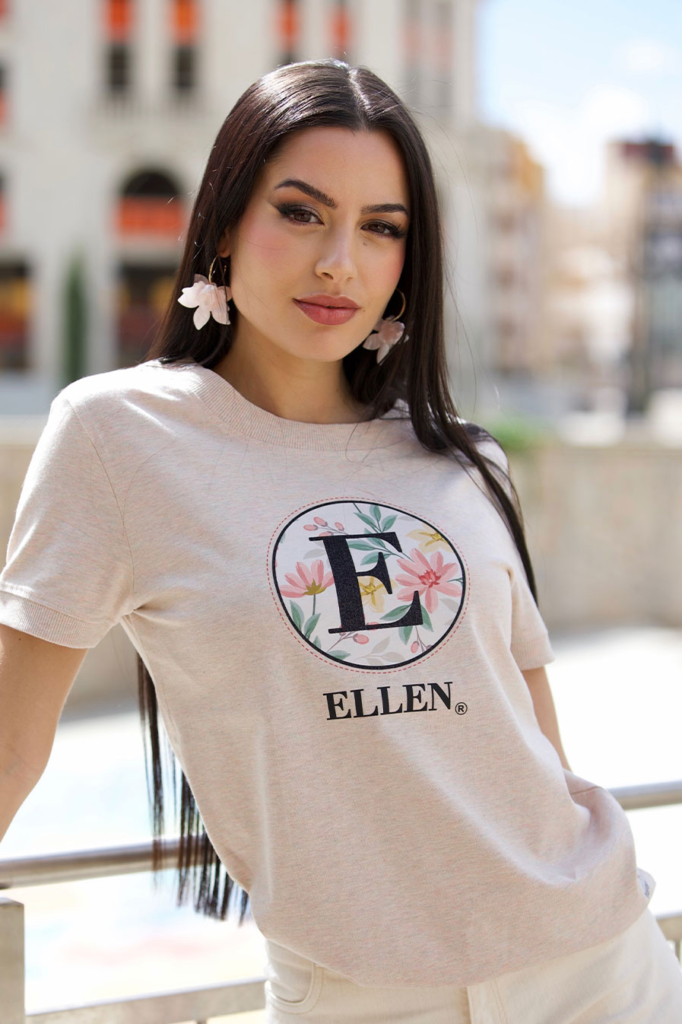 Diseño florido sobre camiseta vigoré multicolor para mujer