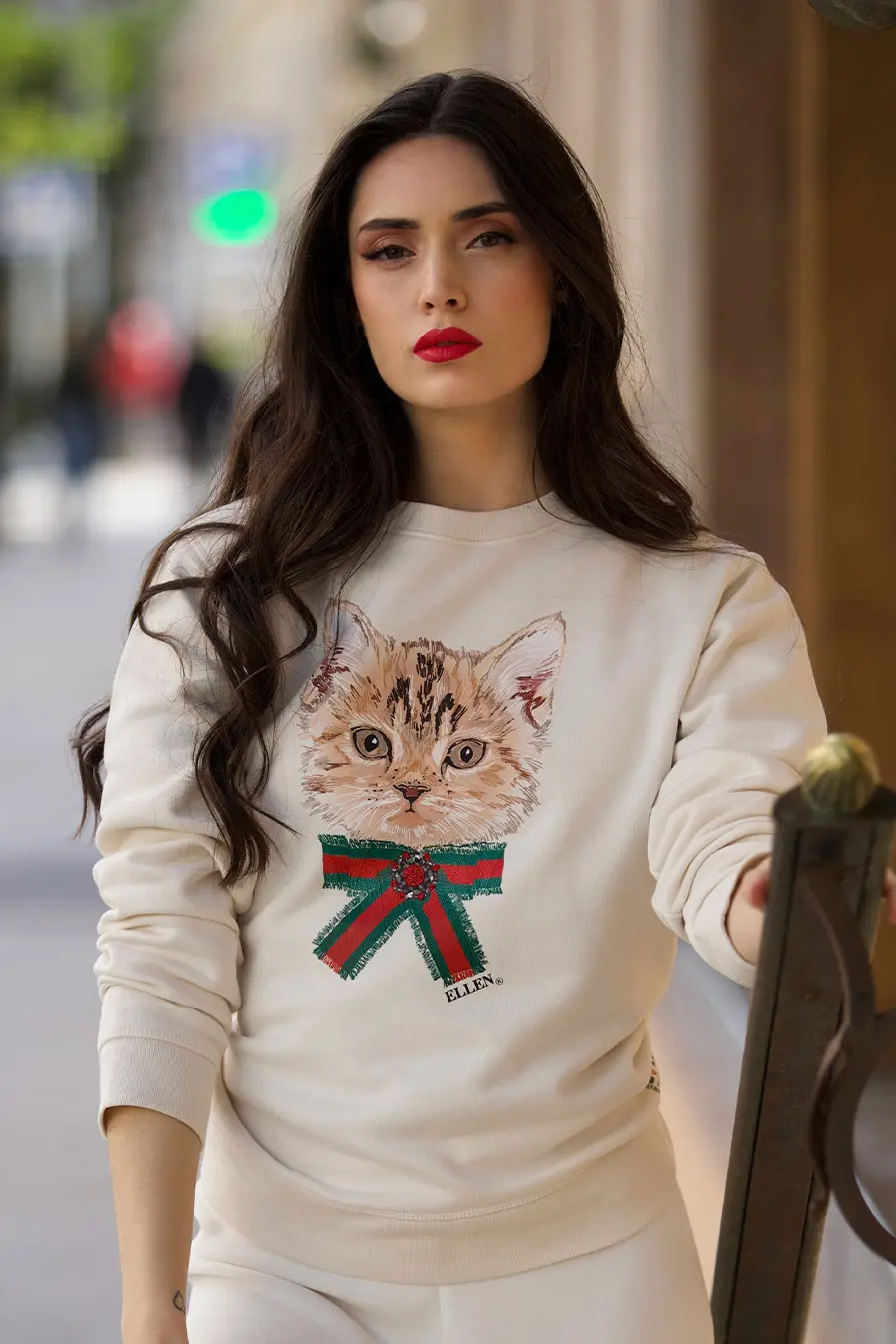 Diseño gato sobre sudadera crudo para mujer