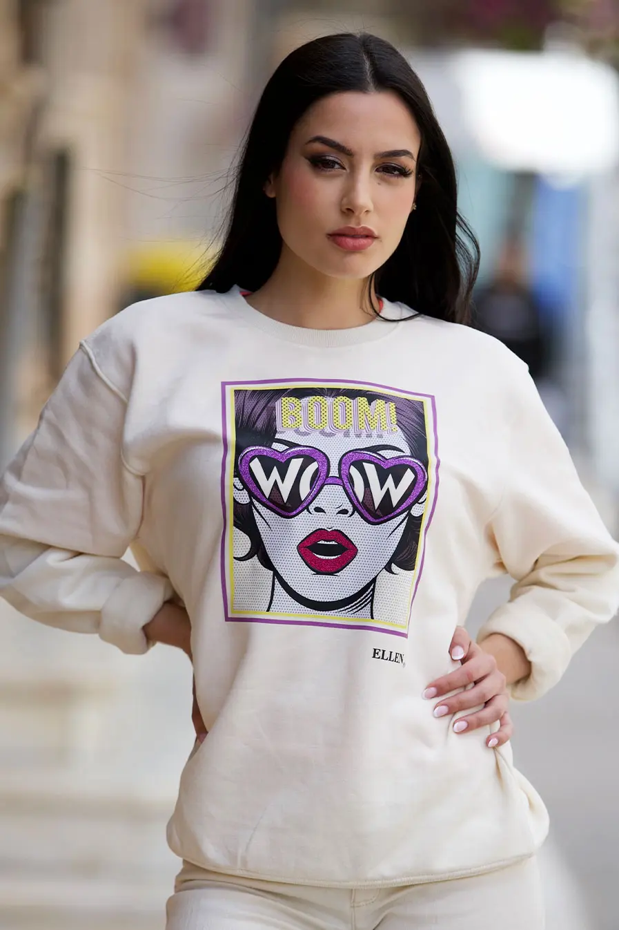 Diseño WOW sobre sudadera blanca para mujer