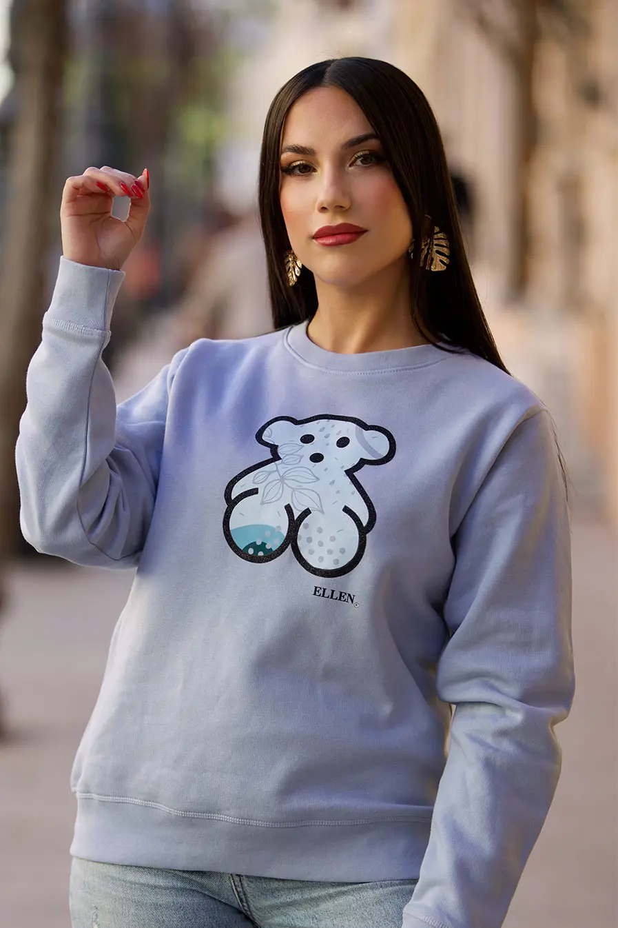 Diseño Chic sobre sudadera azul lavado para mujer