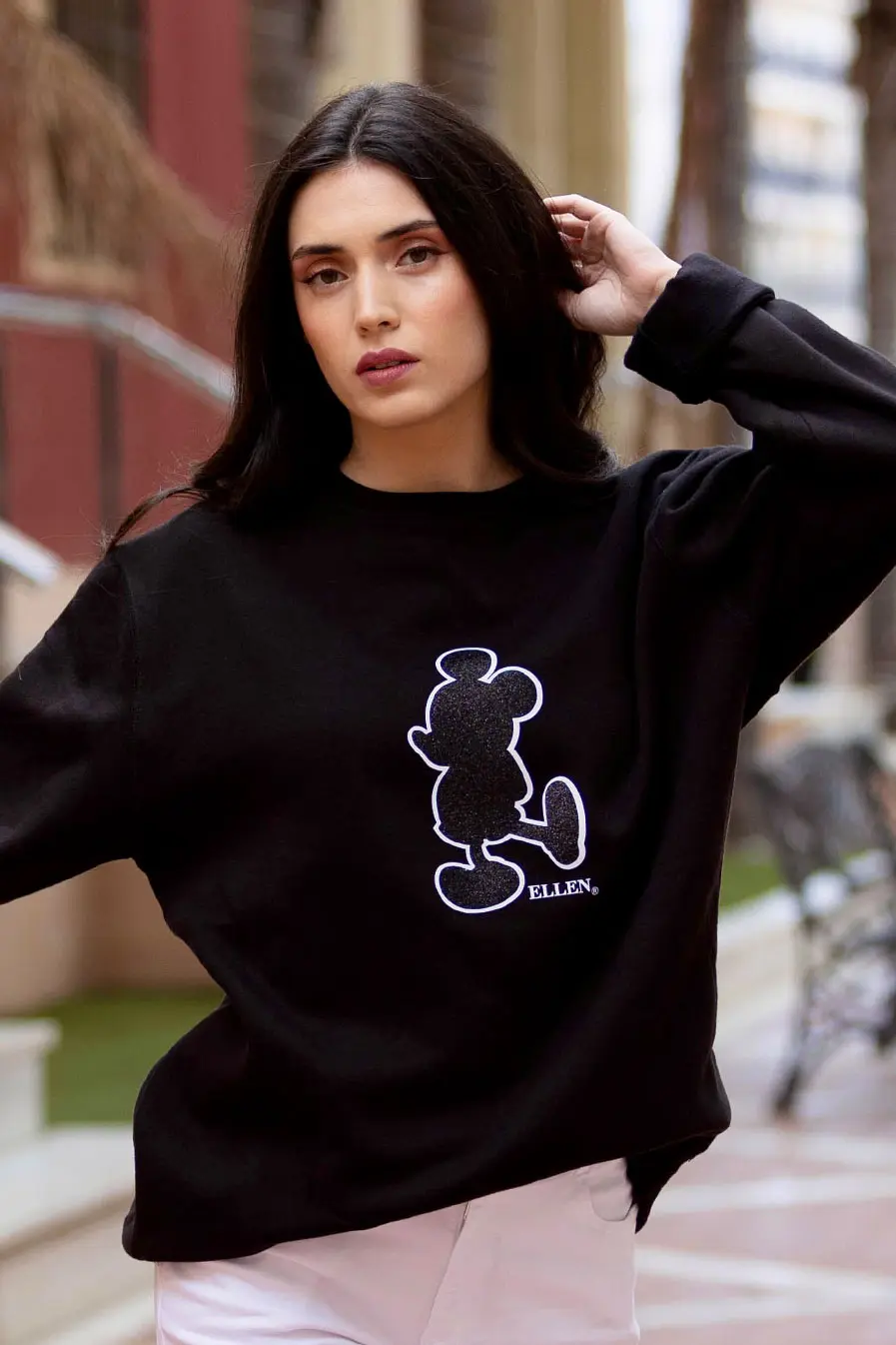 Diseño Mouse sobre sudadera negra para mujer